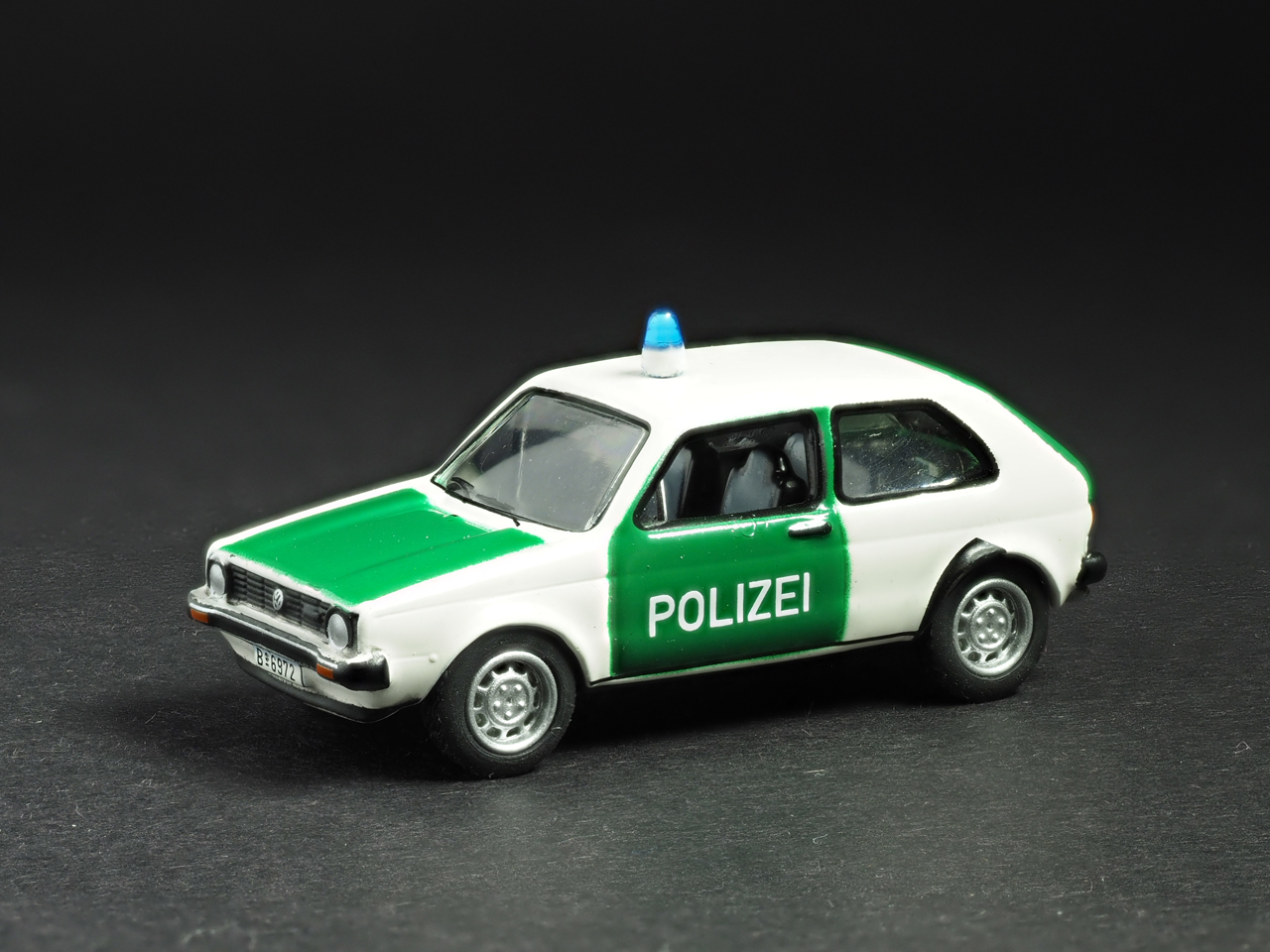 PremiumClassiXXs1/87 VWゴルフ1ドイツ警察_前